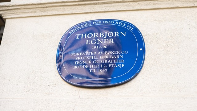 Flott markering av bygningens historiske betydning.