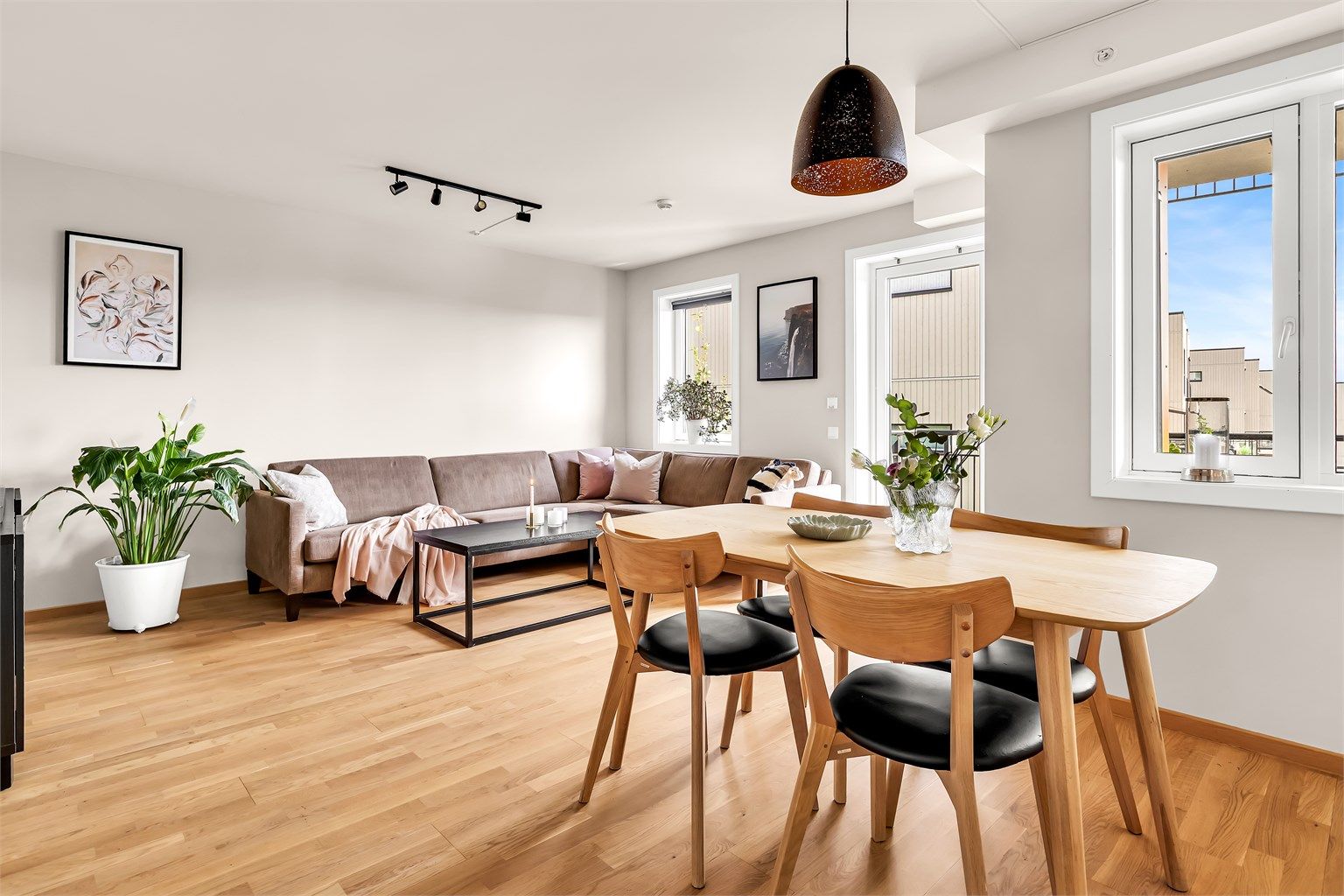 Velkommen til Nitteberglia 5 - Presenteres av Eiendomsmegler Sarvajuthan Mahalingam v/Krogsveen! 