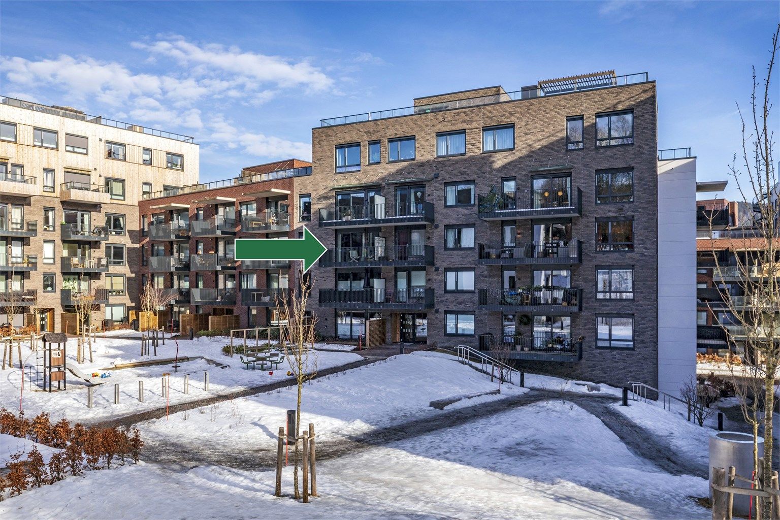 Leiligheten har god intern beliggenhet, godt tilbaketrukket fra vei