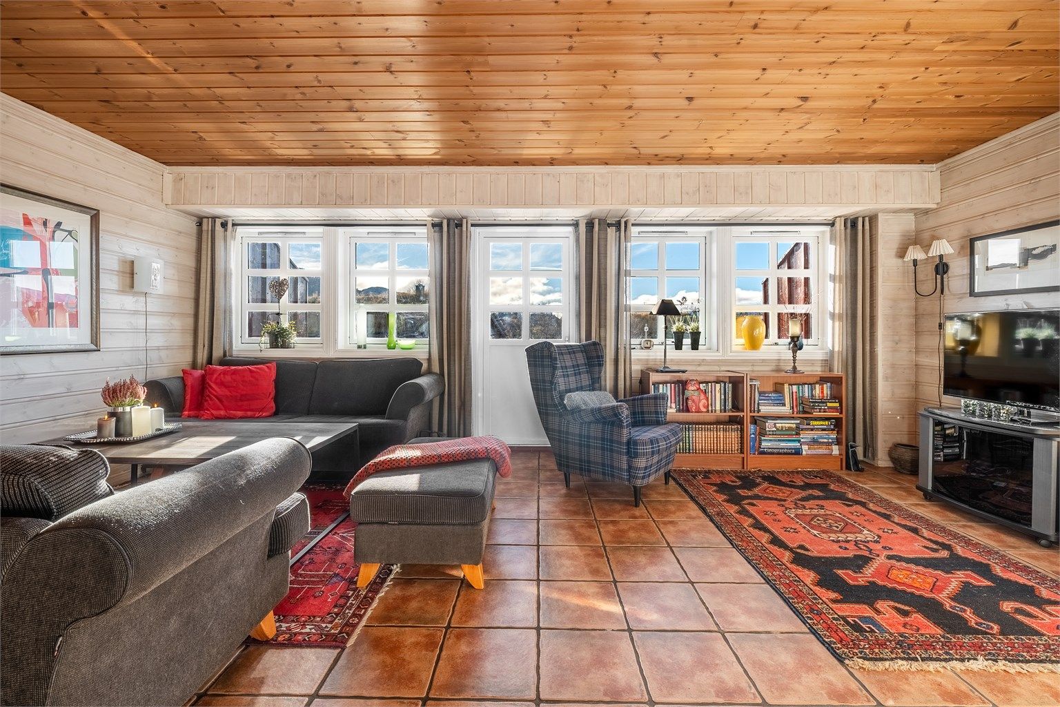 Stue med utgang til veranda. Fin utsikt.