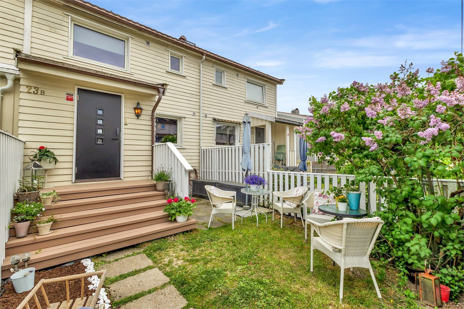 Rekkehuset er utbygd og er på hele 146 kvm, og ligger 2 minutters gange fra Abildsø skole.