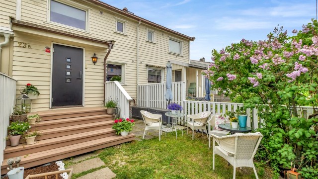 Rekkehuset er utbygd og er på hele 146 kvm, og ligger 2 minutters gange fra Abildsø skole.