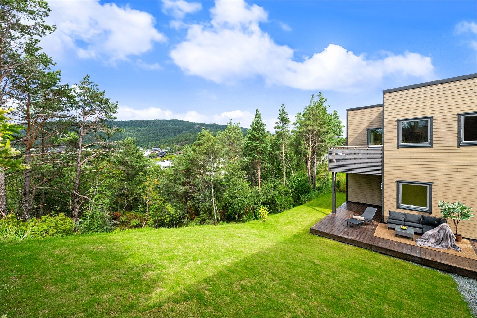 Fasade, hage og terrasse med direkte tilgang til friområder og grøntarealer