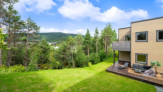 Fasade, hage og terrasse med direkte tilgang til friområder og grøntarealer