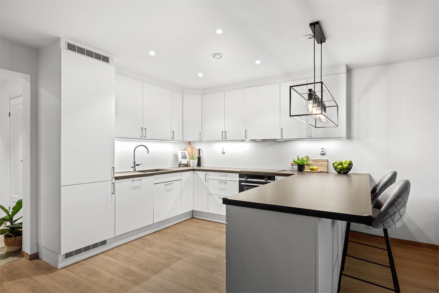 Det er rikelig med skap- og benkeplass, med slitesterk laminatbenkeplate.