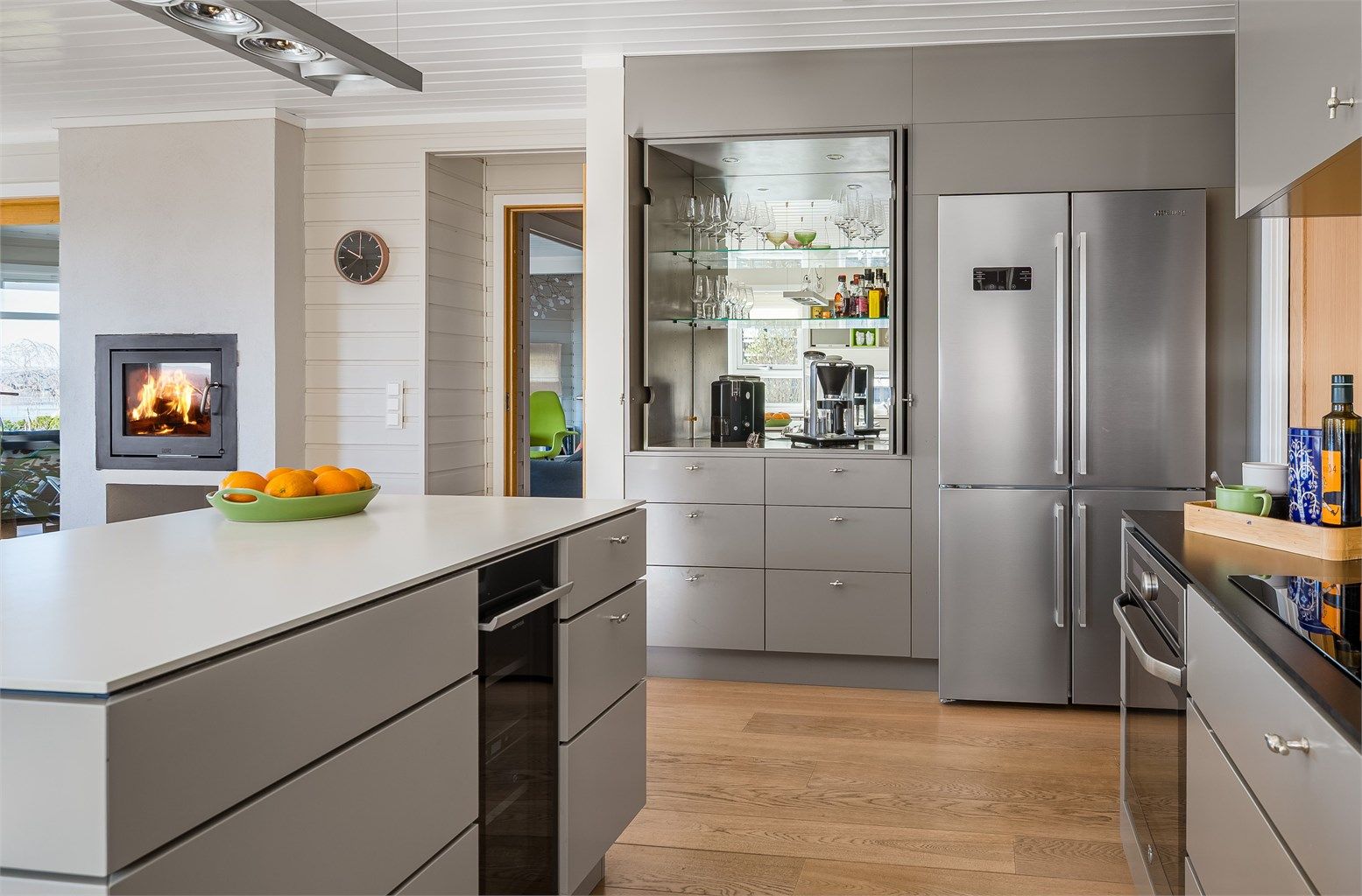 Mye av interiør og innredning er designet av interiørarkitekt og bygget av møbelsnekker.