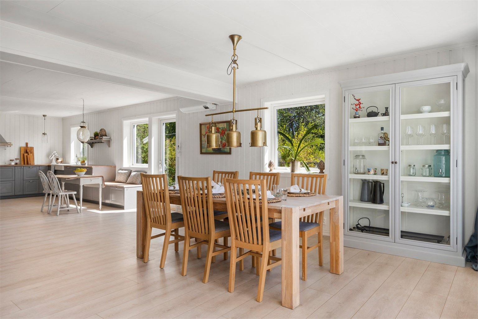 Her er det god plass til langbord og mange gjester til bords