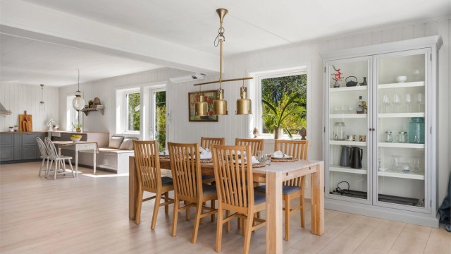 Her er det god plass til langbord og mange gjester til bords