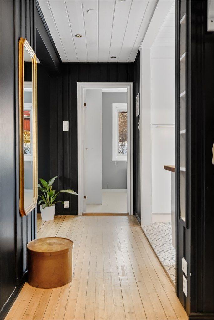 Gangen leder videre inn mot kjøkkenet og leilighetens sosiale soner.