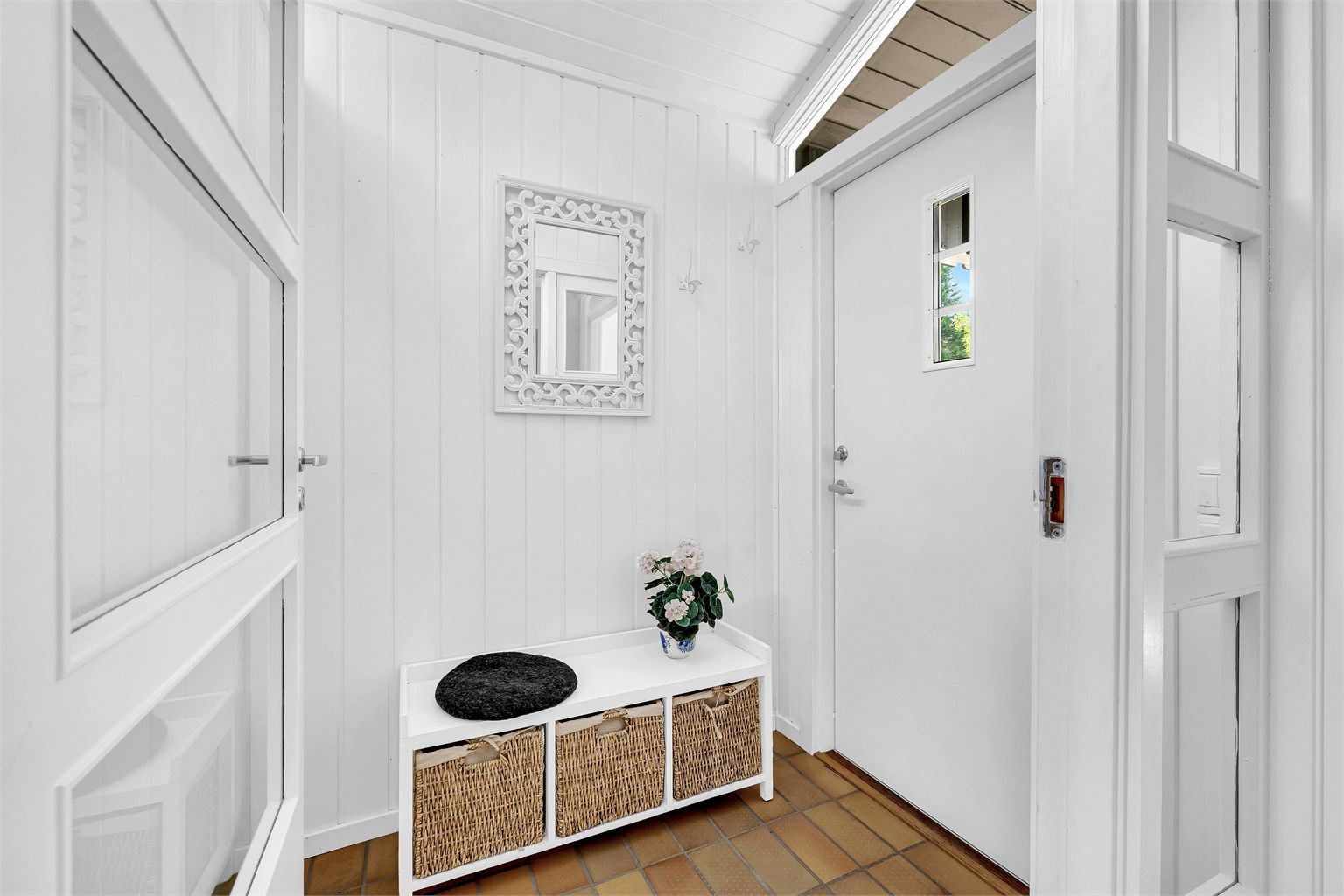 Rekkehuset har en lys og innbydende entré. Et god førsteinntrykk av boligen.