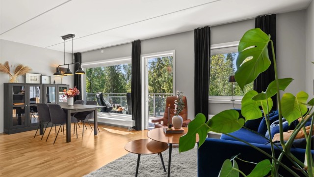 Store vindusflater mot sydvest og nord slipper inn rikelig med dagslys og skaper en lys og luftig atmosfære gjennom hele dagen.
