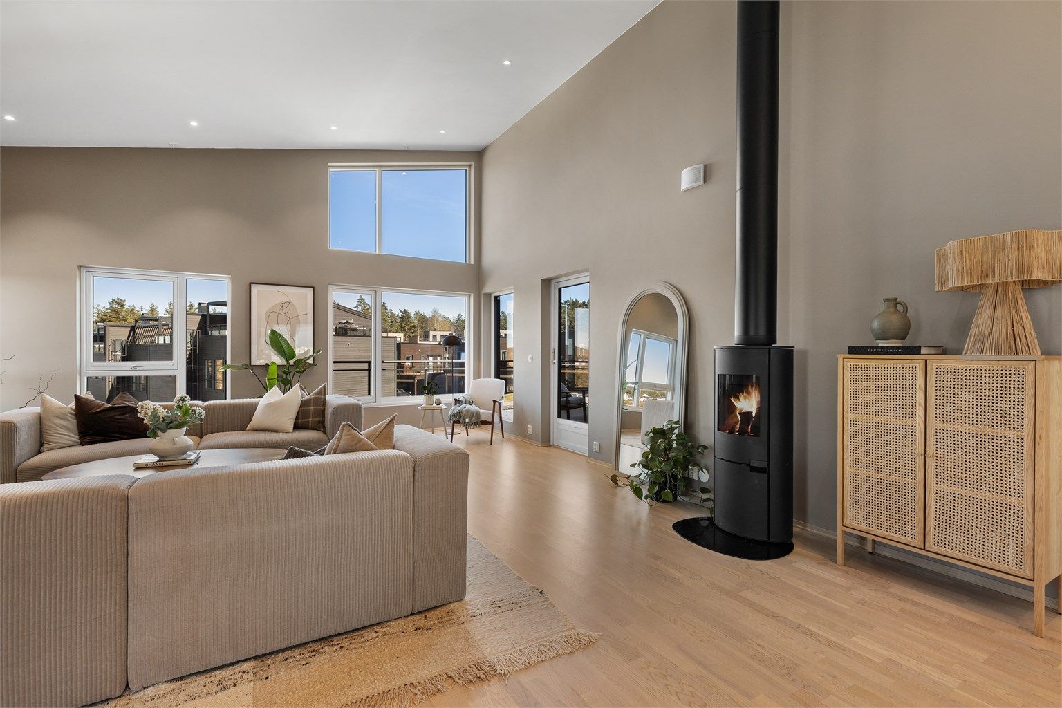 Peisovnen er sentralt plassert og blir et naturlig samlingspunkt i stuen.