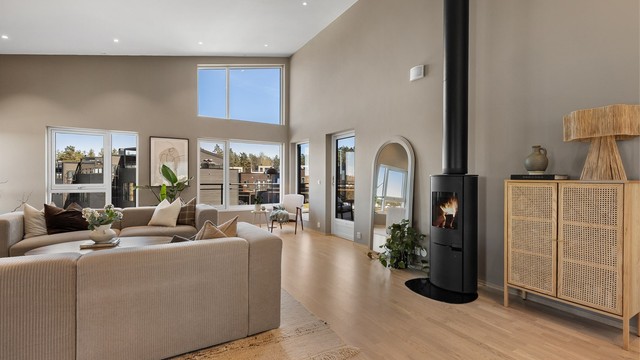 Peisovnen er sentralt plassert og blir et naturlig samlingspunkt i stuen.