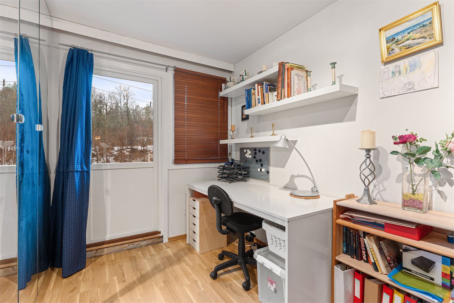 Et av rommene er i dag innredet som kontor, med utgang til terrassen.
