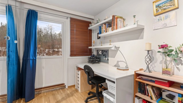 Et av rommene er i dag innredet som kontor, med utgang til terrassen.