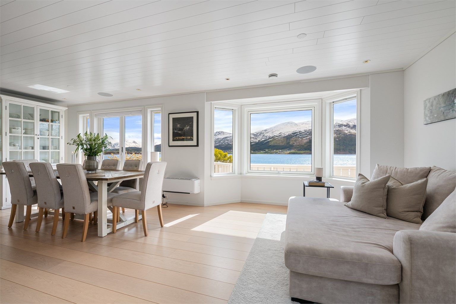 Stuen i hovedetasjen har en åpen løsning med god plass til både spisebord og sofagruppe