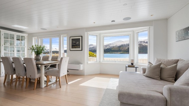 Stuen i hovedetasjen har en åpen løsning med god plass til både spisebord og sofagruppe