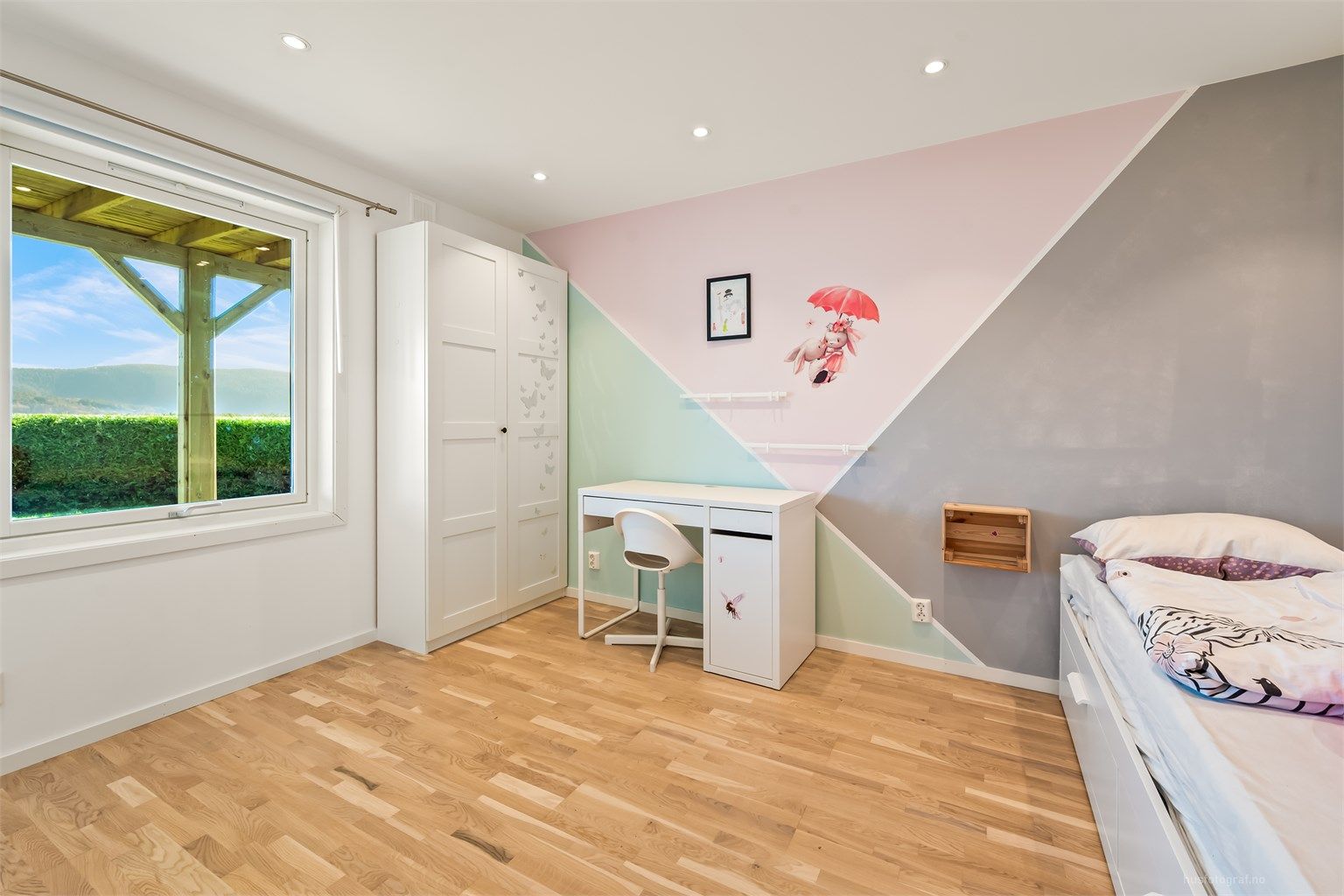 Alle soverommene inkl. gang i underetasjen ble oppusset i 2022 og det ble lagt varmefolie i gulv.