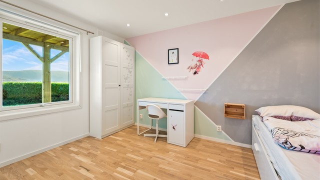 Alle soverommene inkl. gang i underetasjen ble oppusset i 2022 og det ble lagt varmefolie i gulv.