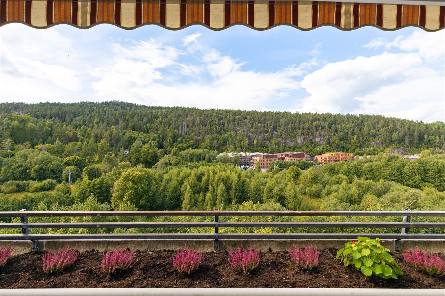 En rolig beliggenhet, samtidig som det kun er 10 minutters gange til Heggedal stasjon.