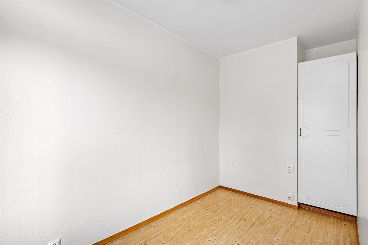 Garderobeskapet medfølger leiligheten ved salg