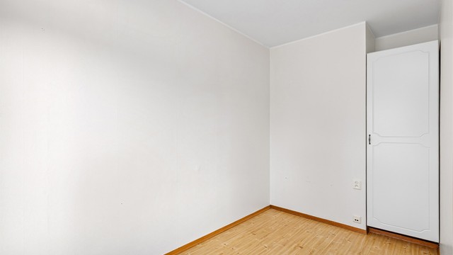 Garderobeskapet medfølger leiligheten ved salg