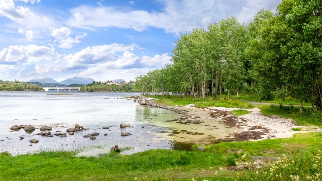 Kort vei til sjøen med fine badeplasser og turområder på Stafsethneset.