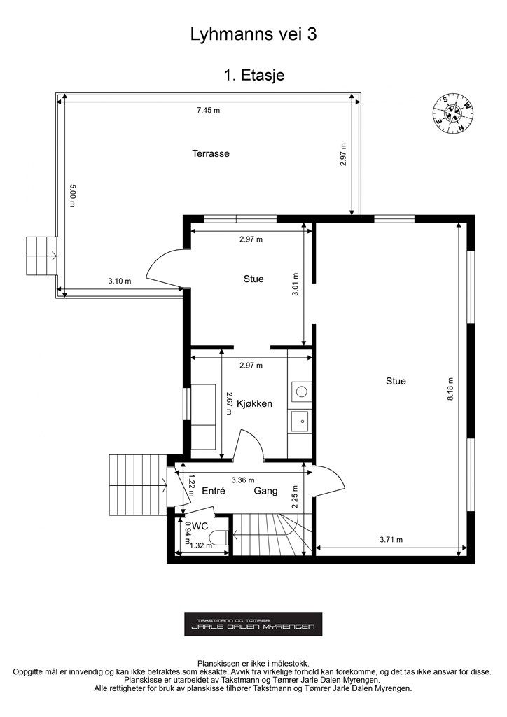 Første etasje har en tradisjonell planløsning med entré, gang, WC, kjøkken og to stuer.
