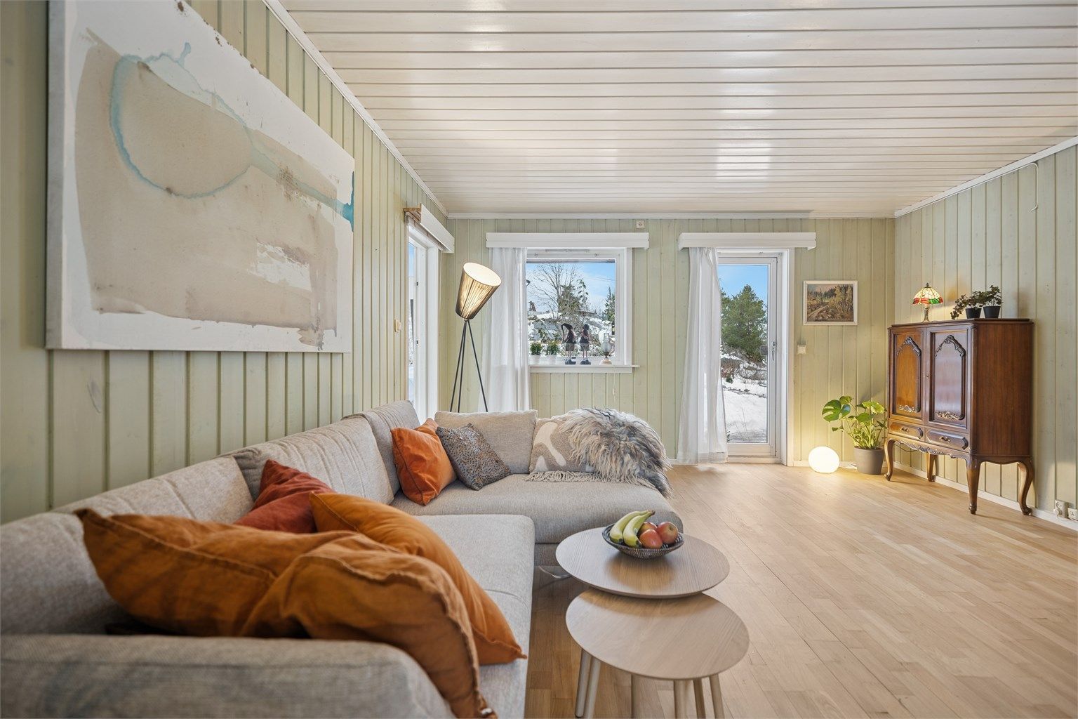 Fra stua er det direkte utgang til en stor, solrik og usjenert hage med frodig beplantning – et nydelig uterom som inviterer til avslapning og uteliv gjennom store deler av året.