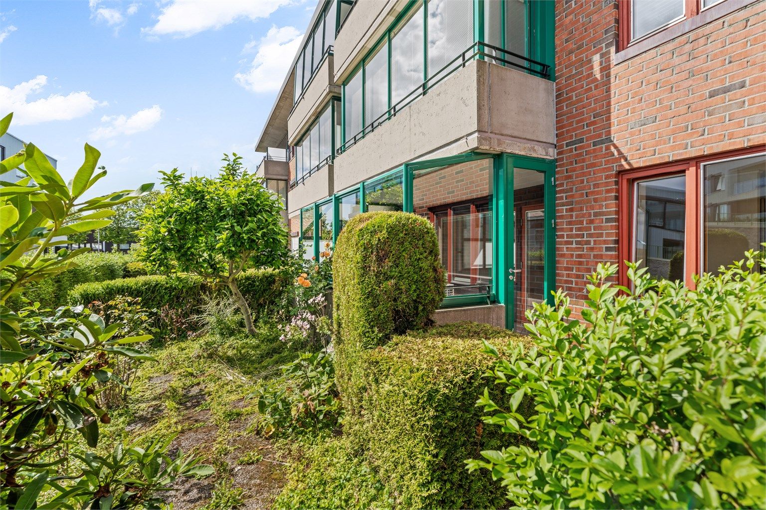 Koselig hageareal med plass til blomster og annen beplantning.