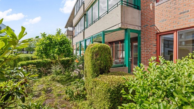 Koselig hageareal med plass til blomster og annen beplantning.