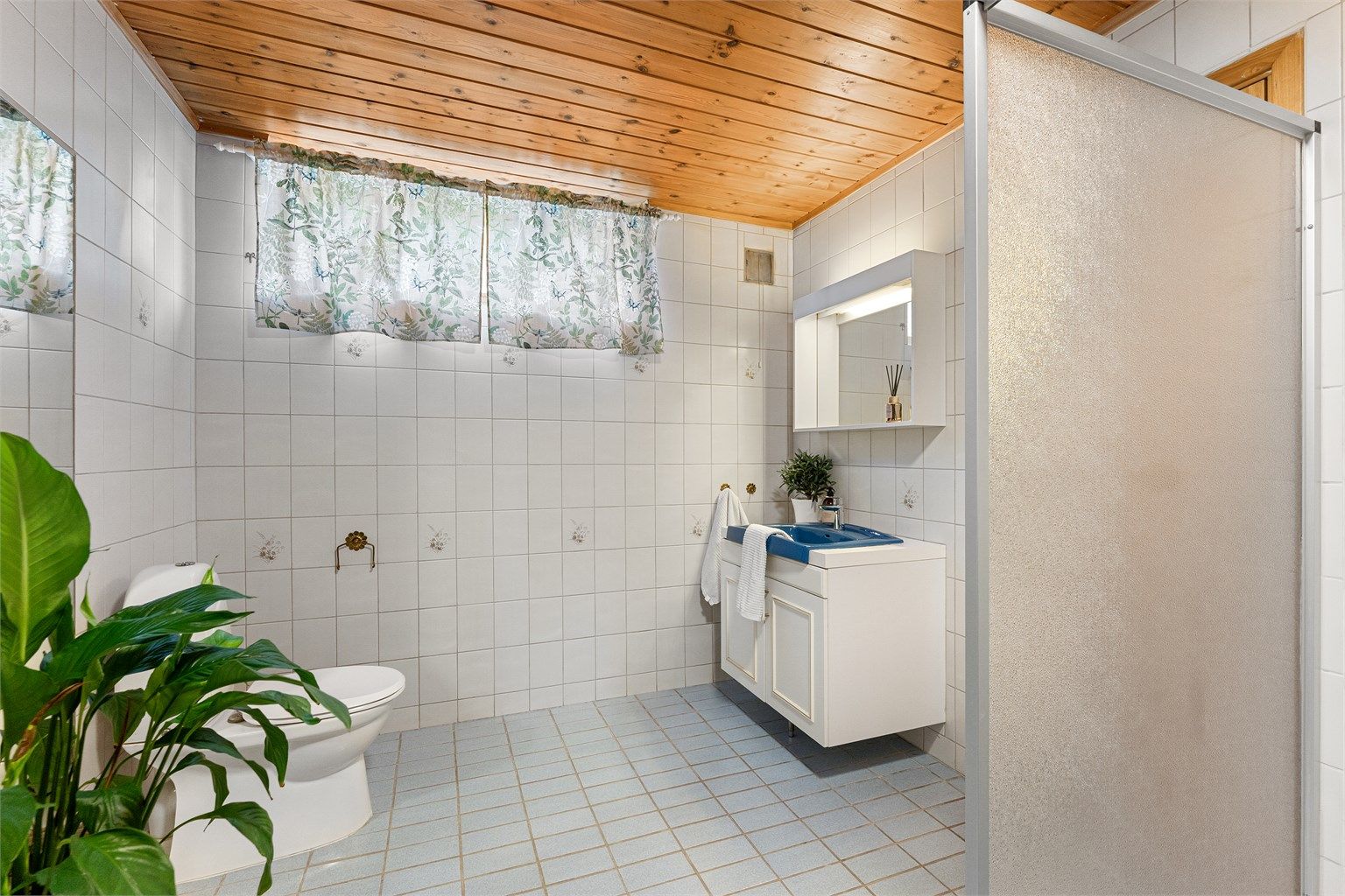 Badet er fra byggeår og betjener underetasjen, som også har egen inngang.