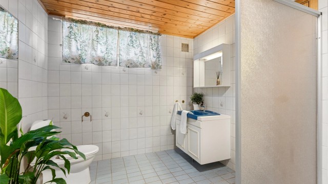 Badet er fra byggeår og betjener underetasjen, som også har egen inngang.