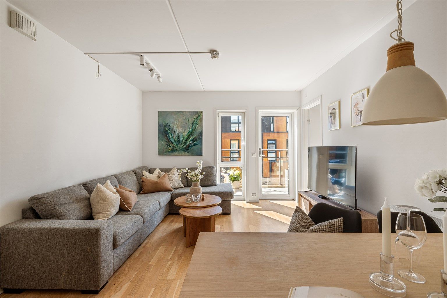 Store vindusflater slipper inn rikelig med naturlig lys. 