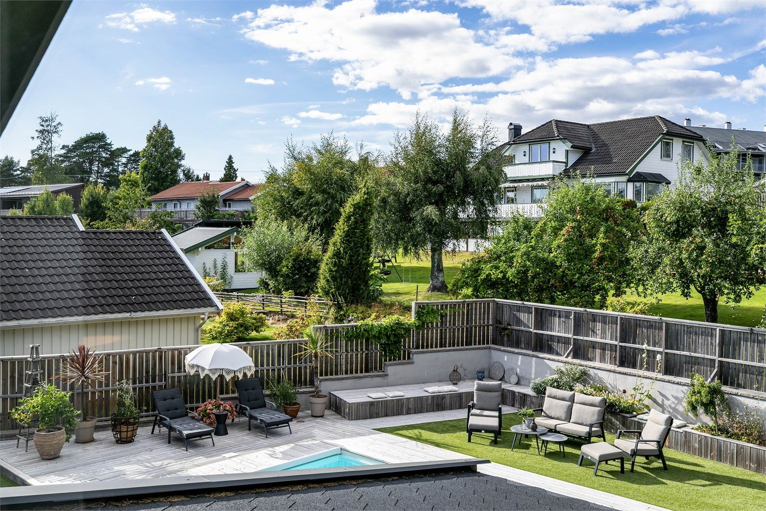 Utsyn over hagen fra loftsetasjen.