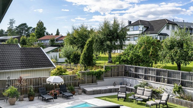 Utsyn over hagen fra loftsetasjen.