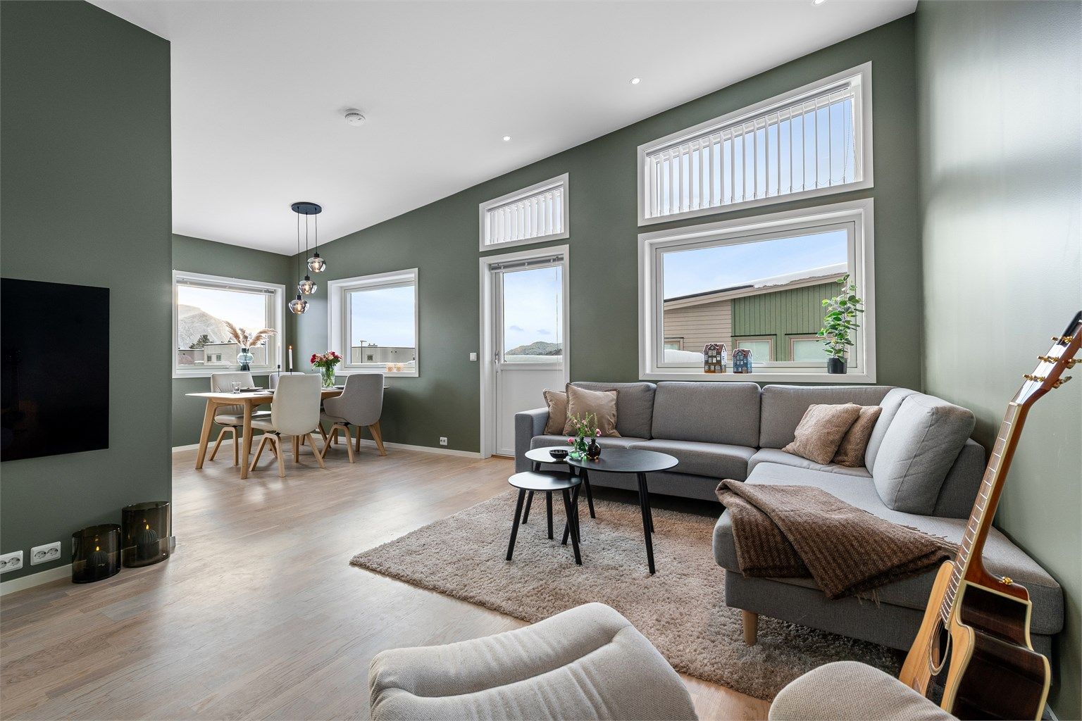 Stuen er et sentralt rom med åpen løsning mot kjøkkenet og utgang til balkong.
Foto: Stian Wiik