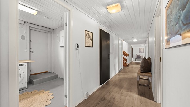 Underetasjen rommer også et praktisk vaskerom.