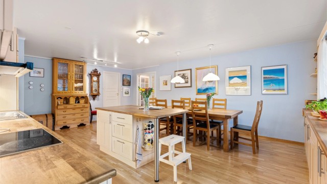 Spisestuen har god plass til et stort spisebord for hele familien og gjester.