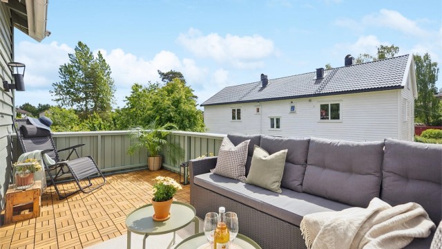 Balkongen er høytliggende og usjenert med hyggelig utsyn. Foto: Per O Skjellnan v/Efkt