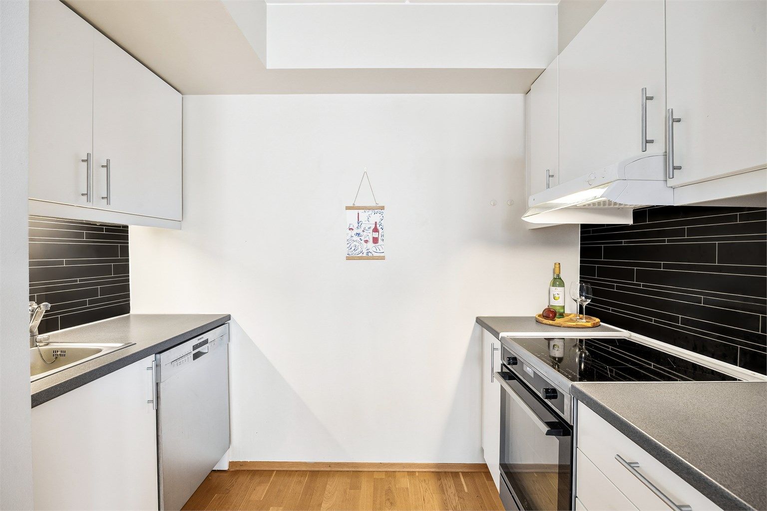 Plass til frittstående komfyr, oppvaskmaskin og kjøleskap med fryser. 