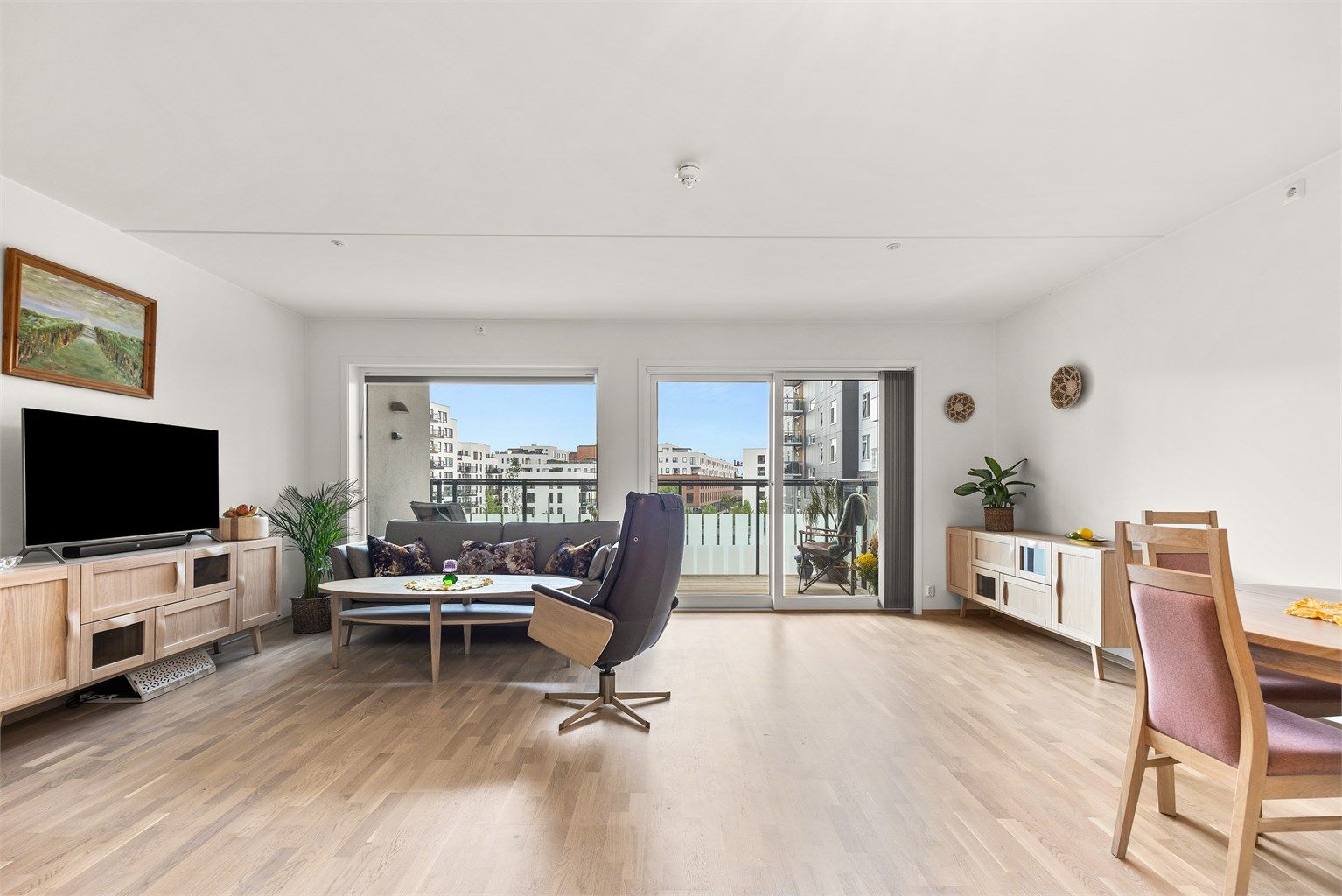 Stuen er av god størrelse med store vindusflater som sørger for rikelig med lysinnslipp, og skaper en åpen og luftig romfølelse. 