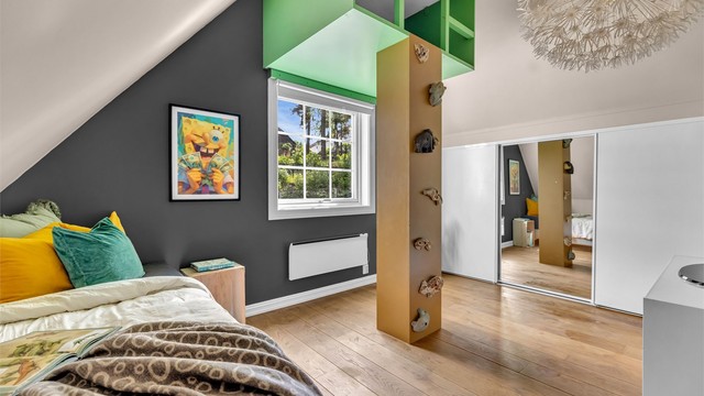 Soverom 3 er også utstyrt med en praktisk skyvedørsgarderobe og gode oppbevaringsmuligheter.