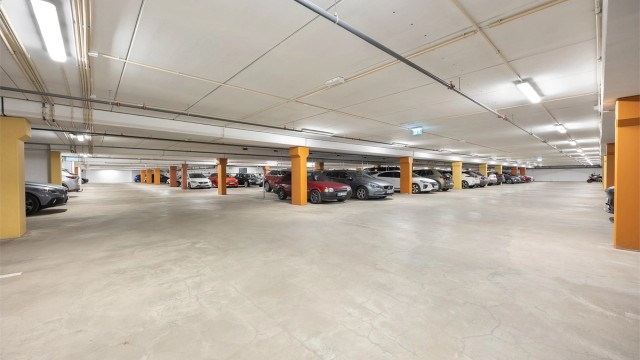 Felles garasjeanlegg i kjelleren med heisadkomst til leilighetsplan.