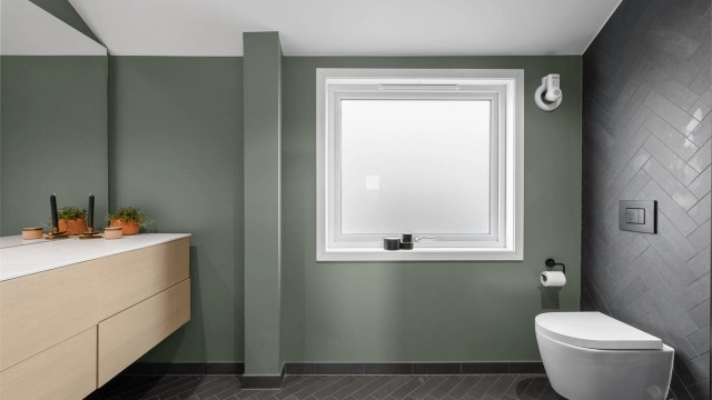 Vegghengt toalett, stor servant med skuffer til oppbevaring og stor speil på vegg Varmekabler i gulv.
Stort vindu, som er av nyere alder.