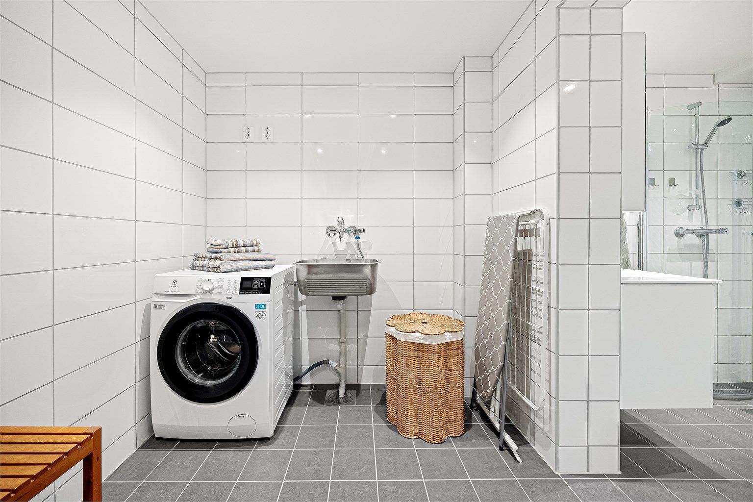 Badet har også et praktisk vaskerom knyttet til badet som har opplegg for vaskemaskin.