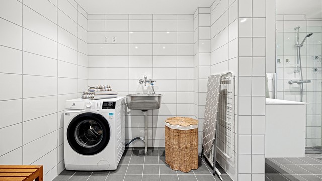Badet har også et praktisk vaskerom knyttet til badet som har opplegg for vaskemaskin.