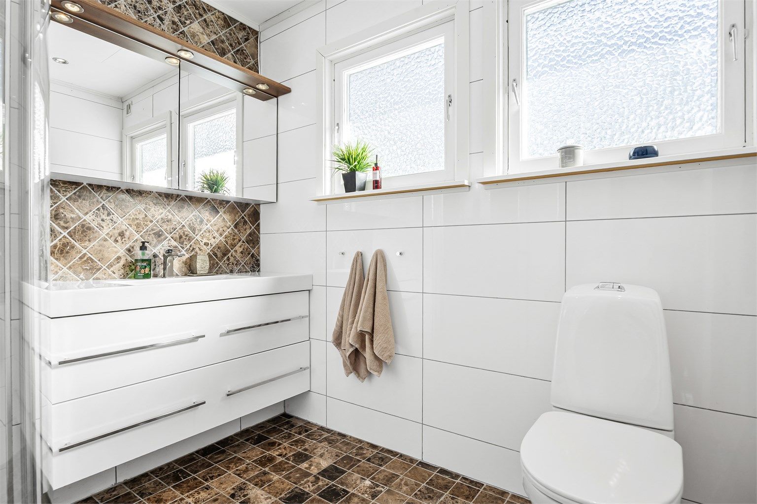 Badet i 1. etasje ble oppgradert i 2012 og har flislagt gulv med gulvvarme.