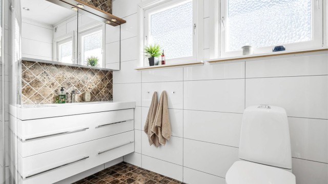 Badet i 1. etasje ble oppgradert i 2012 og har flislagt gulv med gulvvarme.