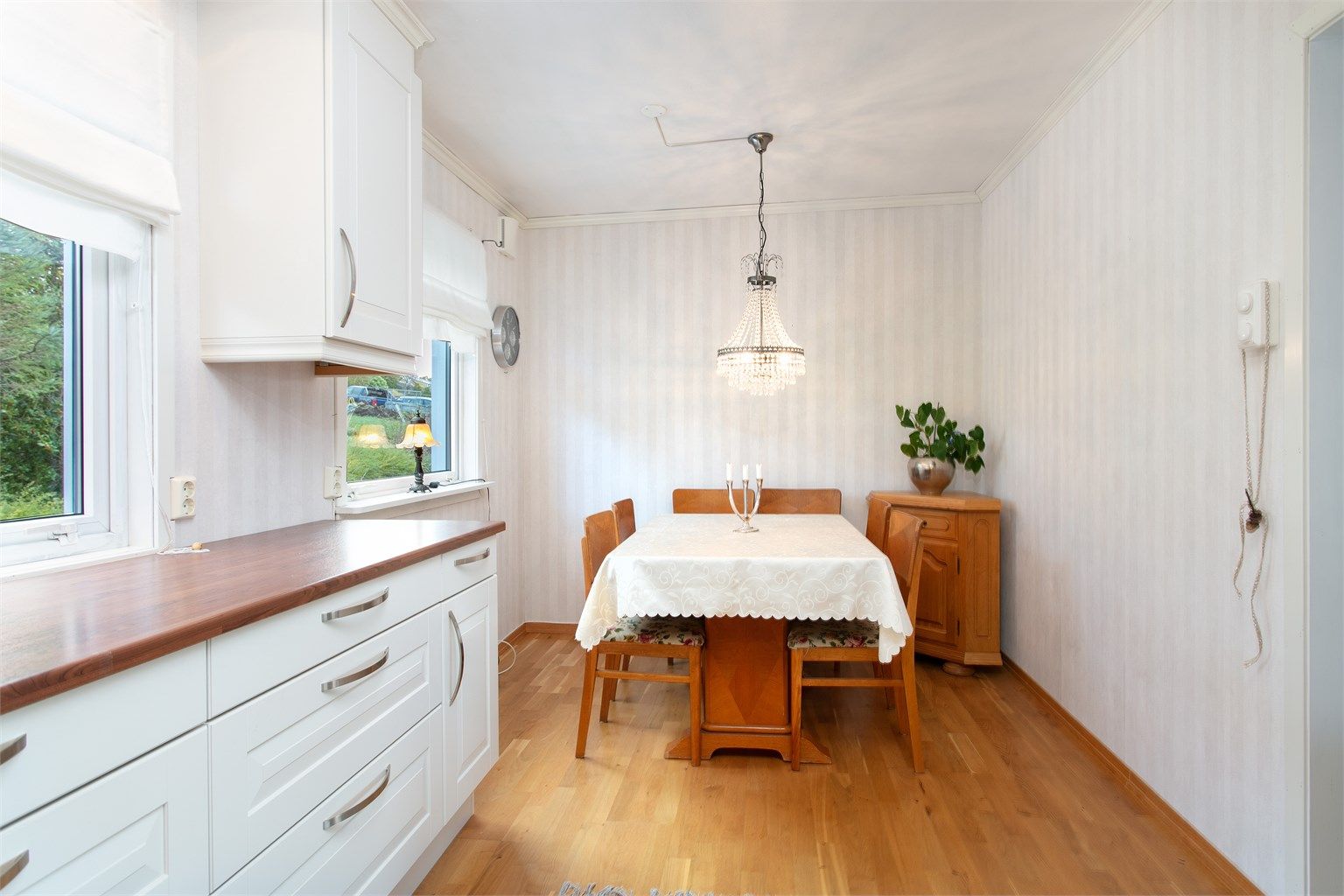 Kjøkkenet har parkett på gulv og god plass til spisebord og stoler.